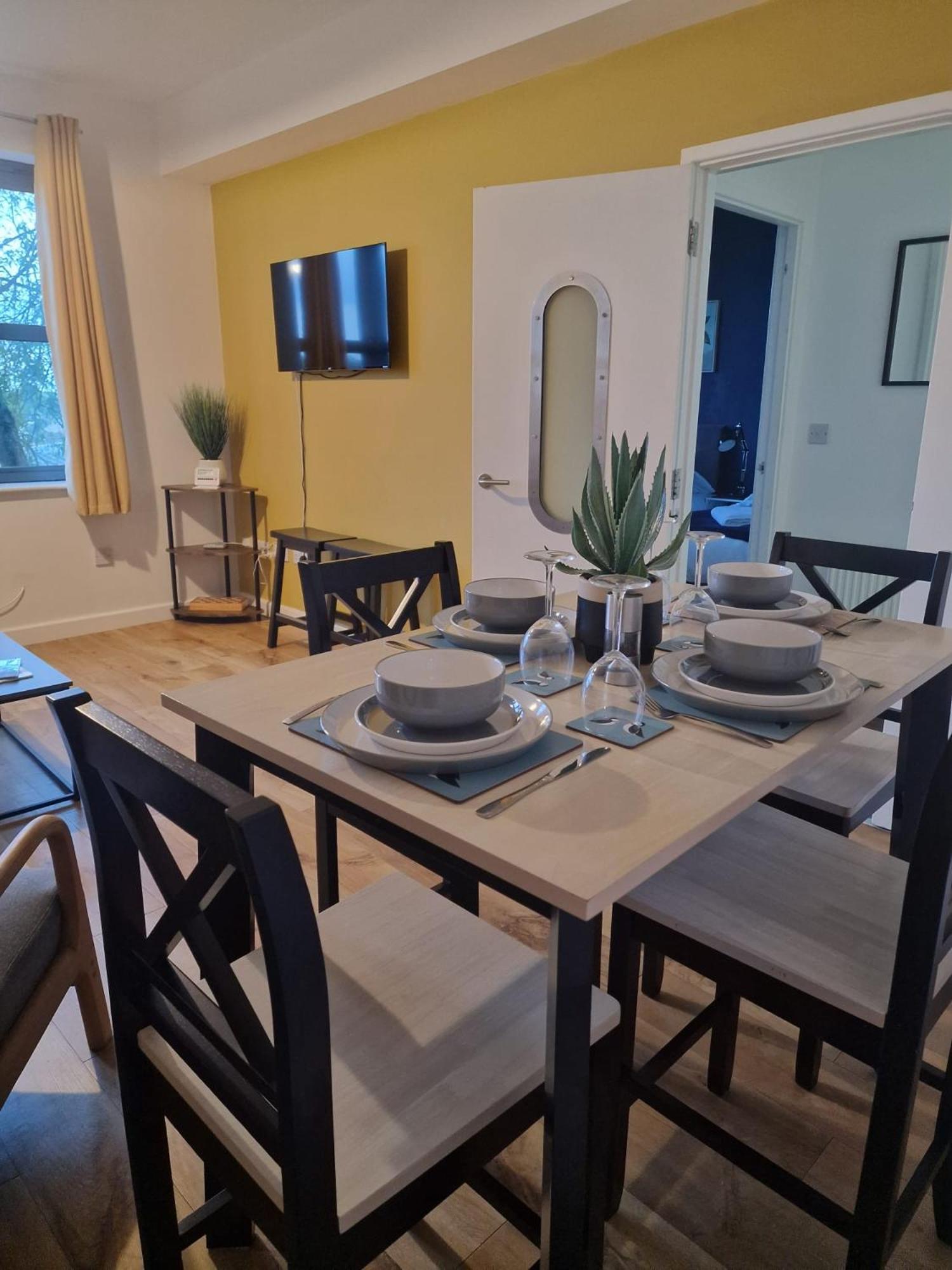 Vibrant Cosy 2 Bedroom Apartment 코번트리 외부 사진